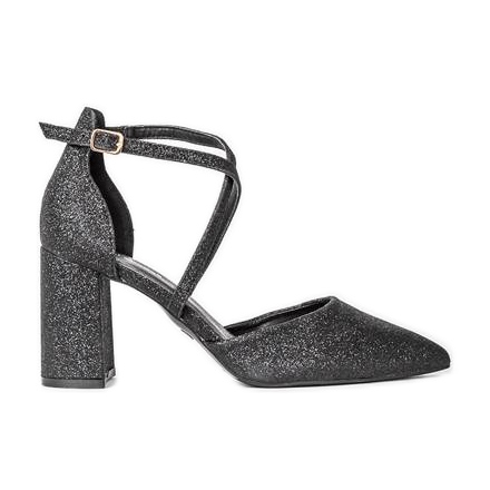 Schwarze Pumps am glänzenden Pfosten