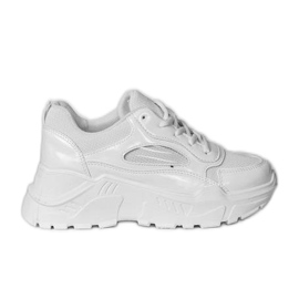 Weiße Sneaker auf der Serena-Plattform