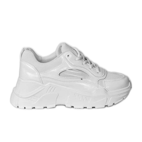 Weiße Sneaker auf der Serena-Plattform