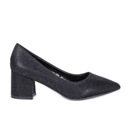 Schwarz leuchtende Pumps auf Laitas Post