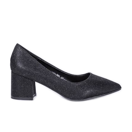 Schwarz leuchtende Pumps auf Laitas Post