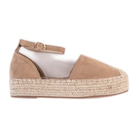 Beige Espadrilles auf der Sommerplattform