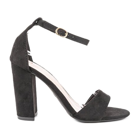 Schwarze Sandalen auf dem Posten von Beti