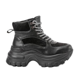 Schwarze Sneaker auf der Big City Girl-Plattform