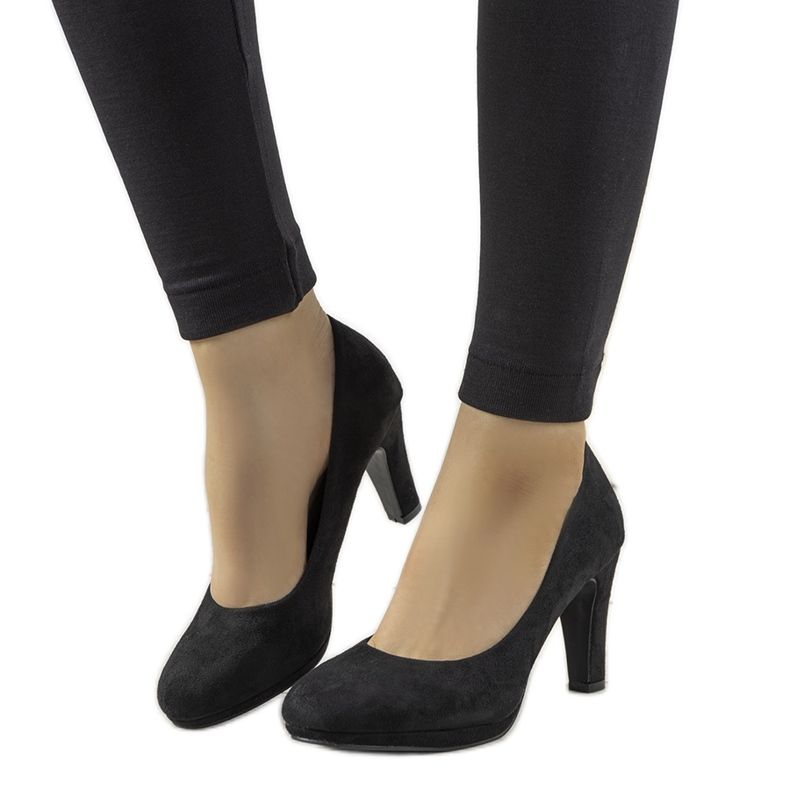 Schwarze Pumps auf einem Sara-Ökolederpfosten