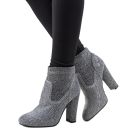 Silberglänzende Stiefeletten am Birgit Post