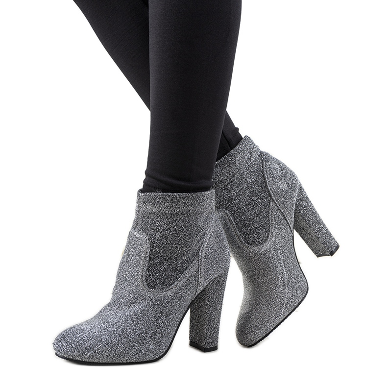 Silberglänzende Stiefeletten am Birgit Post silber-