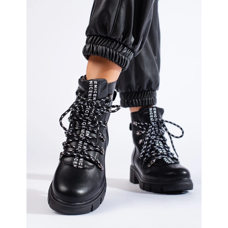 Schwarze Taschen auf der Vinceza-Plattform