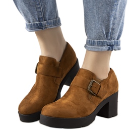 Kamelschuhe am Leoniepfosten braun