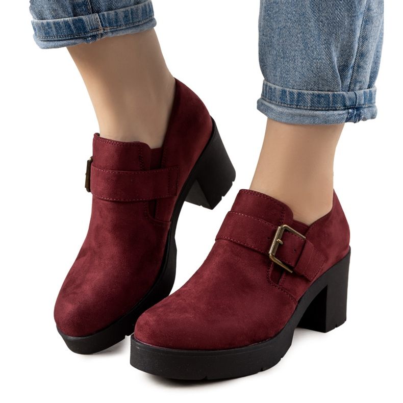 Kastanienbraune Brogues auf dem Posten von Leonie rot