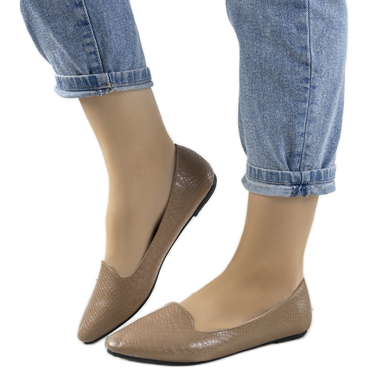 Braune Ballerinas im Krokodilledermuster von Aupra beige