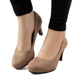 Beige Pumps an einer Anstecknadel von Eiffel