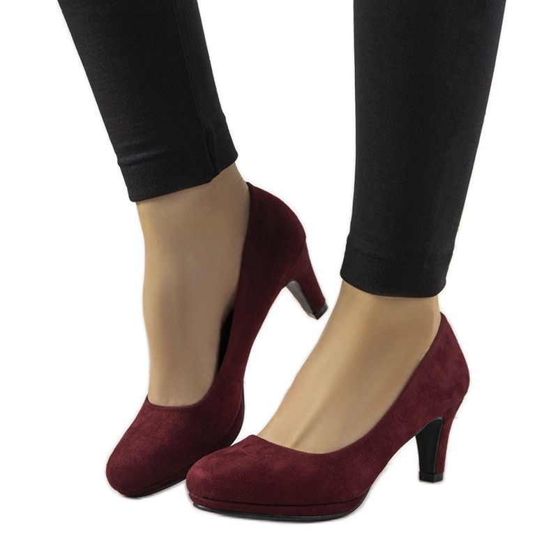 Burgunderrote Pumps auf einem Stiletto Eiffel