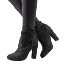 Schwarze glänzende Stiefeletten am Birgit Post