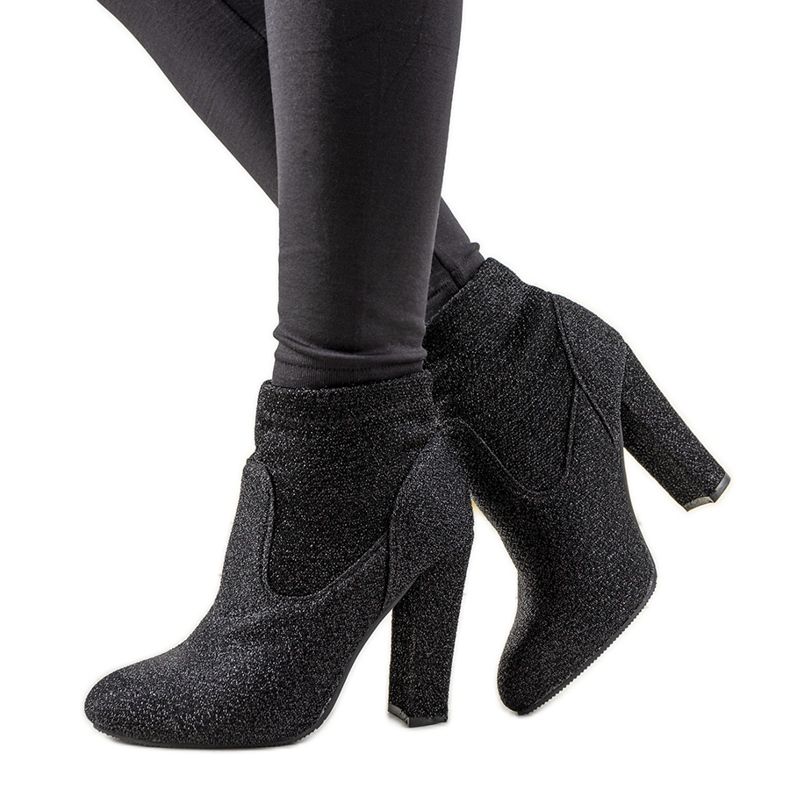 Schwarze glänzende Stiefeletten am Birgit Post