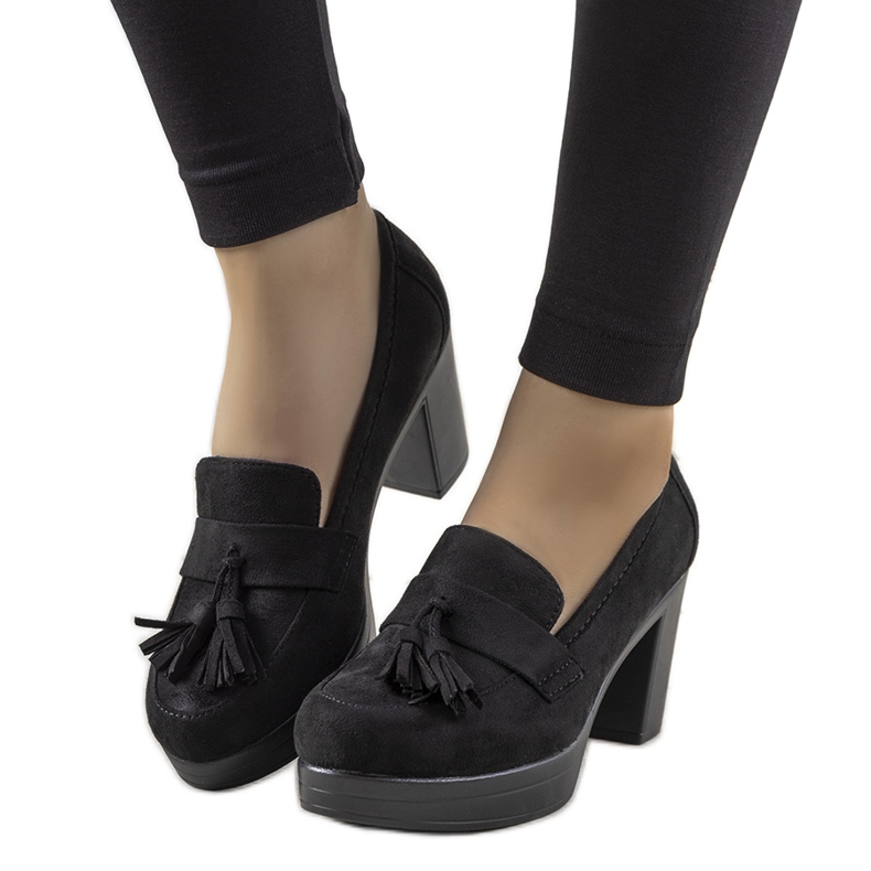 Schwarze Loafer am Himmelposten