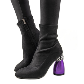 Schwarze Stiefel auf einem dekorativen Bazin-Pfosten