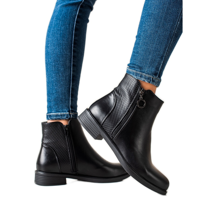 TRENDI Modische schwarze Stiefel