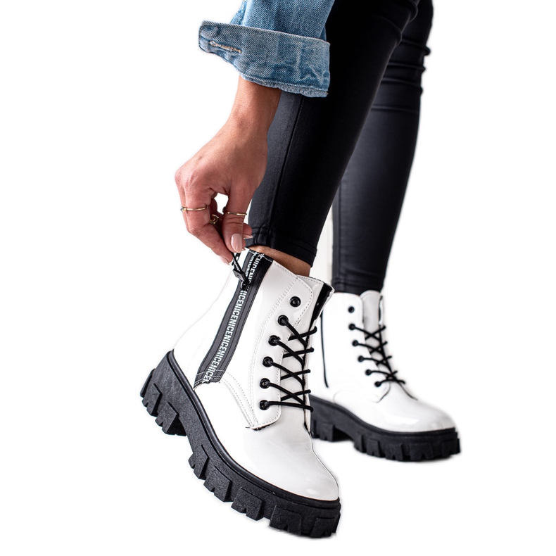 TRENDI Weiße verknotete Arbeiter auf dem Bahnsteig