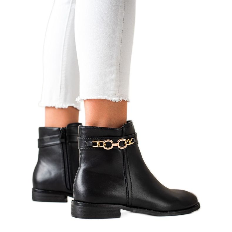 Goodin Stiefel mit einer goldenen Kette schwarz