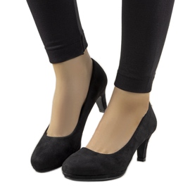 Schwarze Pumps auf einer Anstecknadel von Eiffel