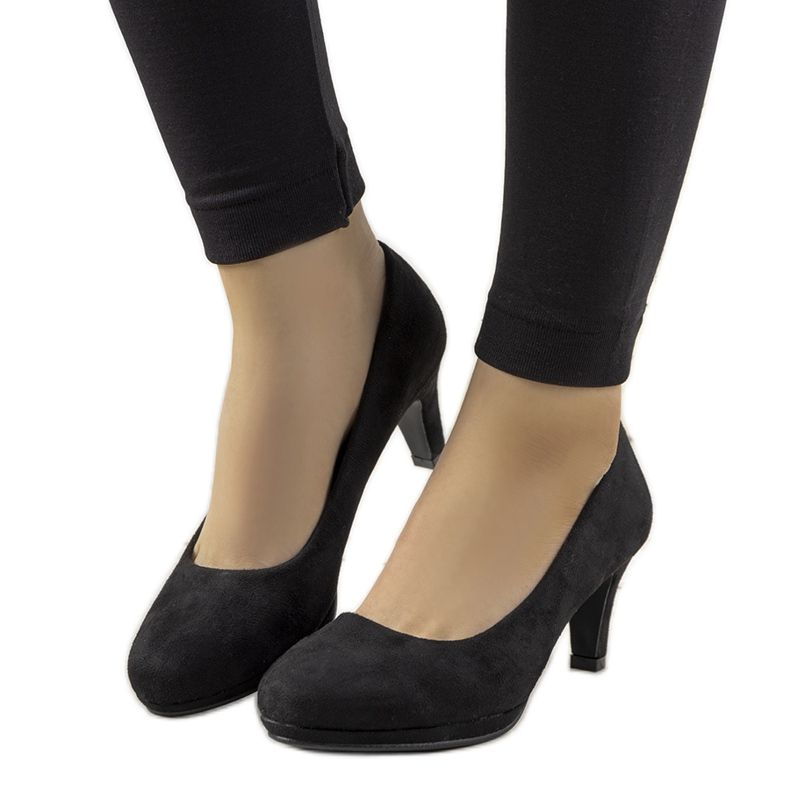 Schwarze Pumps auf einer Anstecknadel von Eiffel