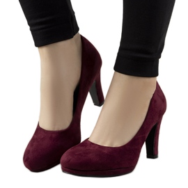 Burgunderfarbene Pumps auf einer Sara-Ökoledersäule rot mehrfarbig