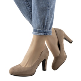 Beige Pumps auf einer Sara-Ökoledersäule