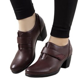 Kastanienbraune Brogues auf dem Biermann-Posten rot mehrfarbig