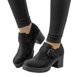 Schwarze Schuhe auf dem Posten von Leonie