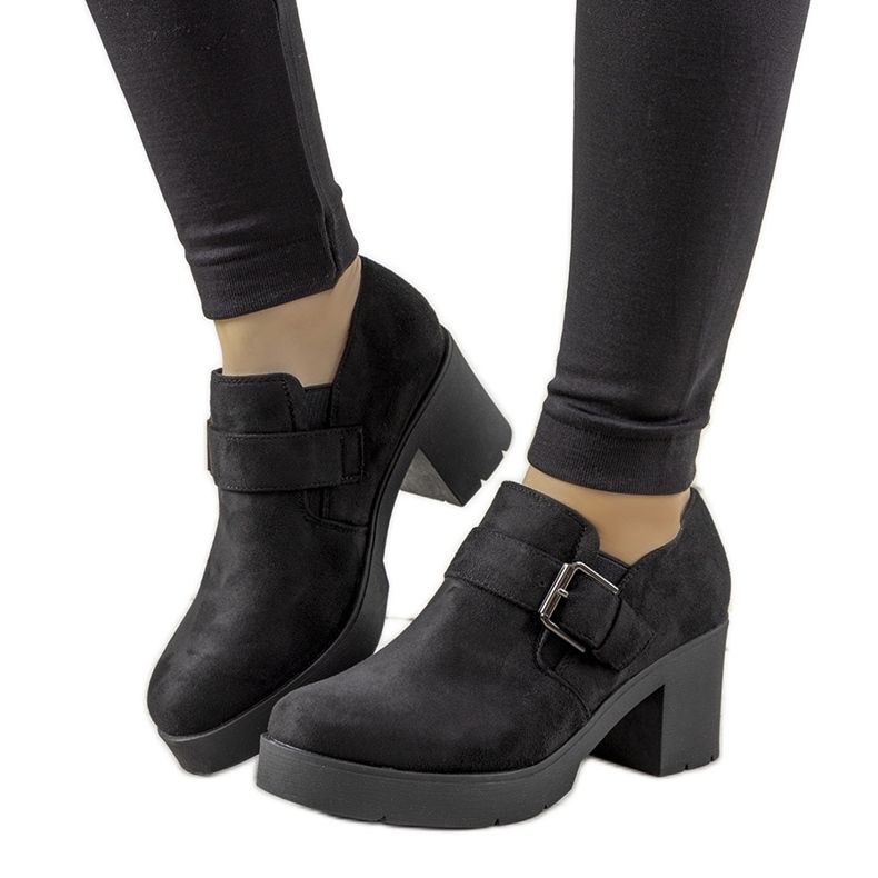 Schwarze Schuhe auf dem Posten von Leonie