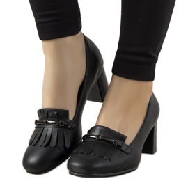 Schwarze Pumps an einem Pfosten aus Alices Öko-Leder