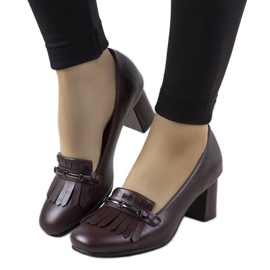 Kastanienbraune Pumps auf einem Pfosten aus Alices Öko-Leder rot