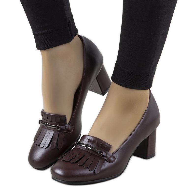 Kastanienbraune Pumps auf einem Pfosten aus Alices Öko-Leder rot