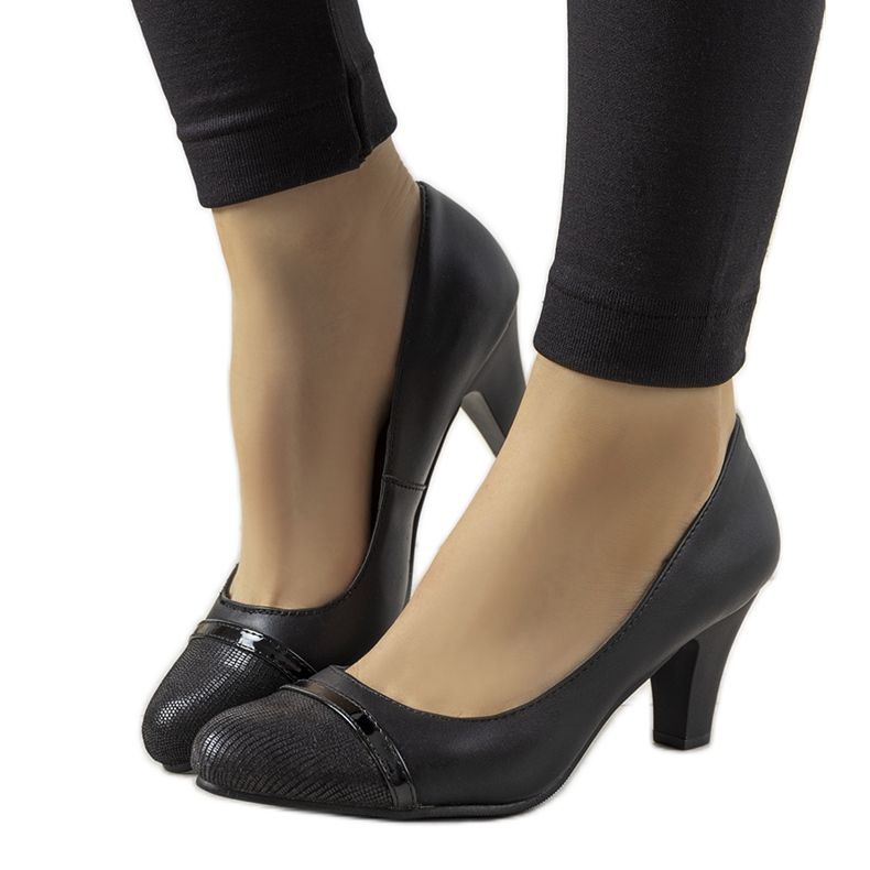 Schwarze Pumps am Molina-Pfosten