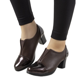 Braune Brogues auf dem Posten von Villareal