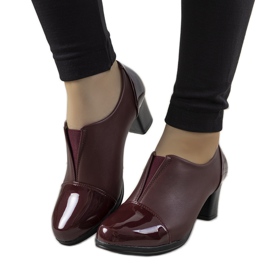 Kastanienbraune Brogues auf dem Posten von Villareal rot