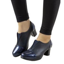 Marineblaue Schuhe auf dem Posten von Villareal