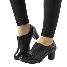 Schwarze Schuhe auf dem Posten von Villareal