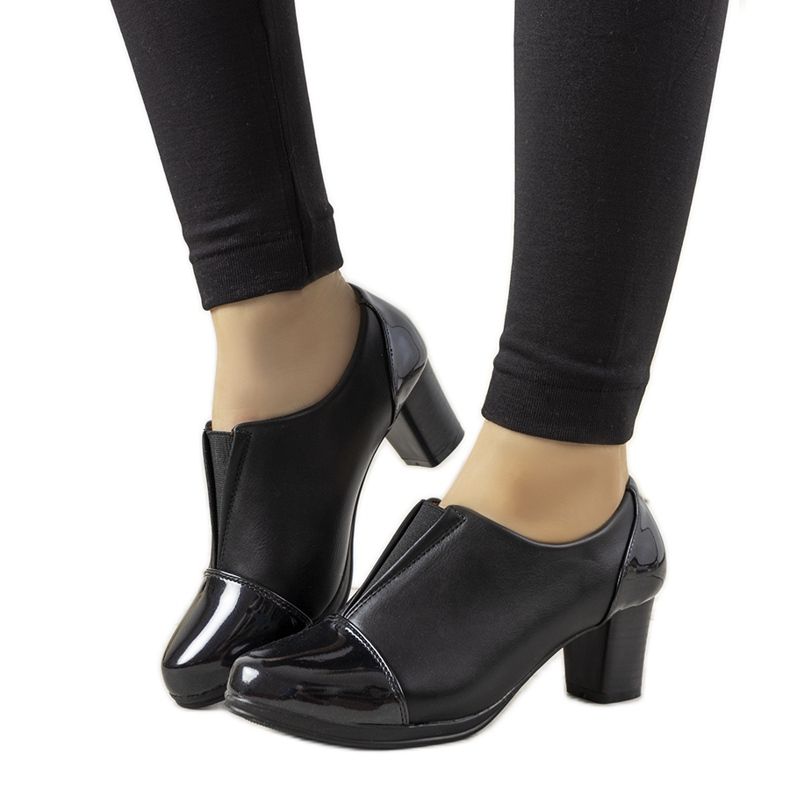 Schwarze Schuhe auf dem Posten von Villareal