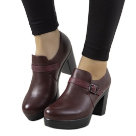 Kastanienbraune Brogues auf dem Hersilia-Posten rot