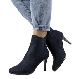 Marineblaue Stiefel auf einem Varela-Absatz