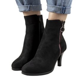 Schwarze Stiefel mit dekorativem Yoana-Reißverschluss