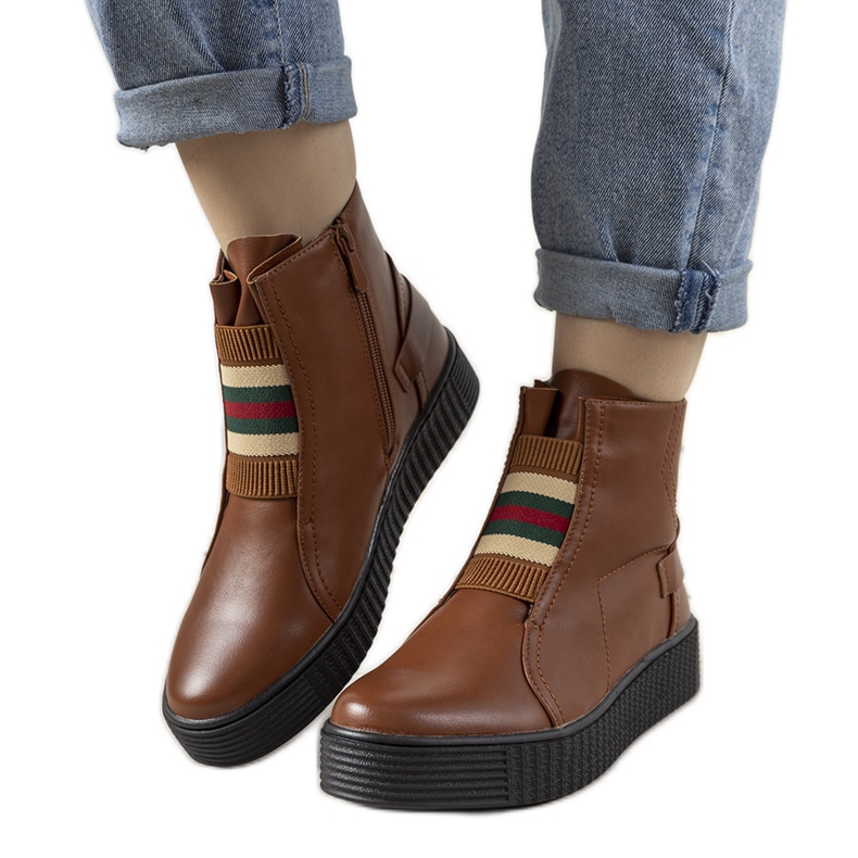 Braune Stiefel auf der Nazario-Plattform