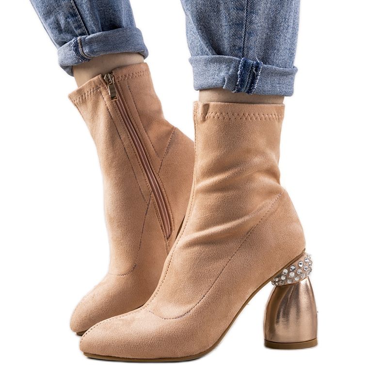 Rosa Stiefel auf einem dekorativen Bazin-Pfosten