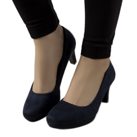 Marineblaue Pumps auf einer Anstecknadel von Eiffel