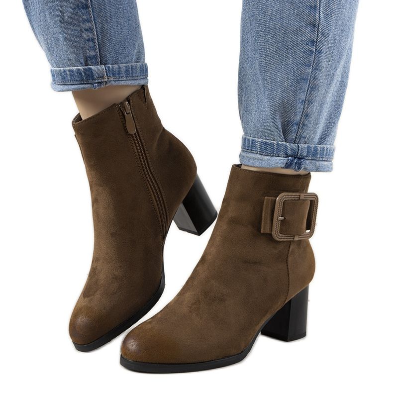 Braune Stiefel auf dem Carrillo-Pfosten