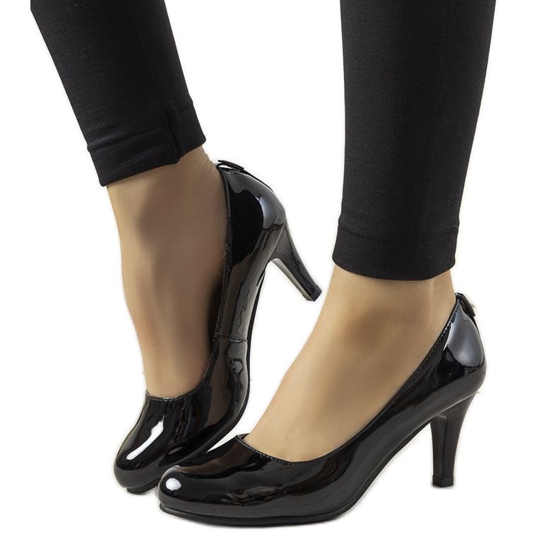 Schwarze Lackpumps an der Zamora-Säule