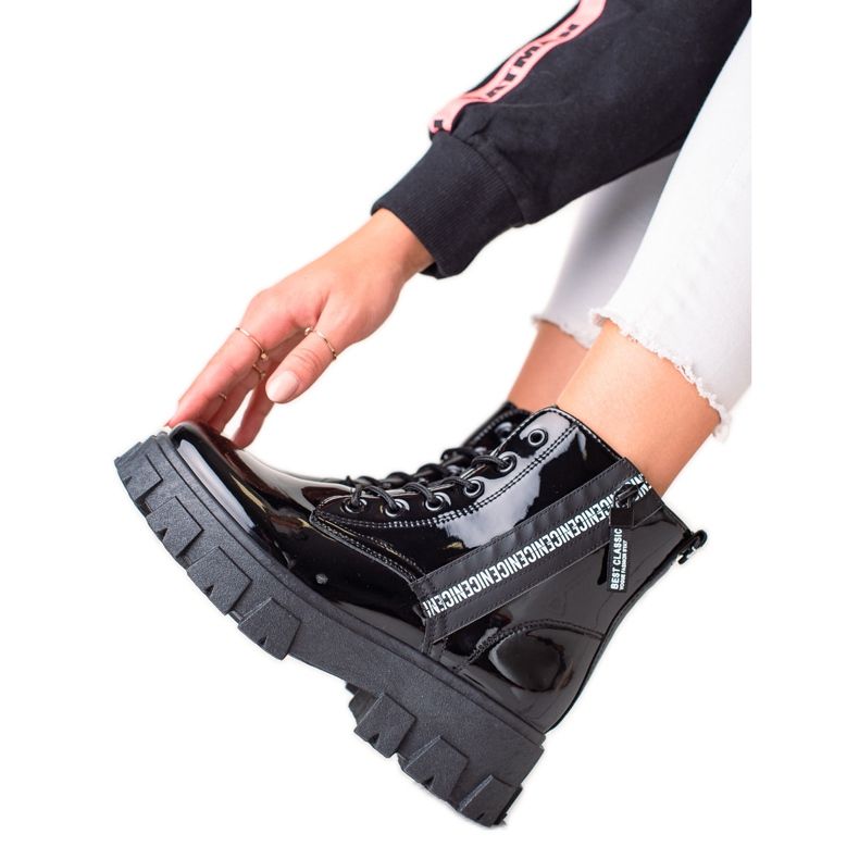 TRENDI Schwarze verknotete Arbeiter auf der Plattform