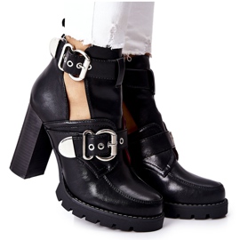 Stiefel auf einer schwarzen Bramshall-Schnalle